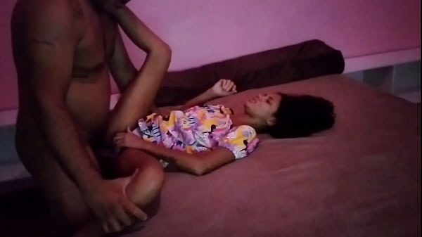 Para atrair minha enteada para meu quarto, sempre ponho desenho animado (teen anal, age play, saindo anal)
